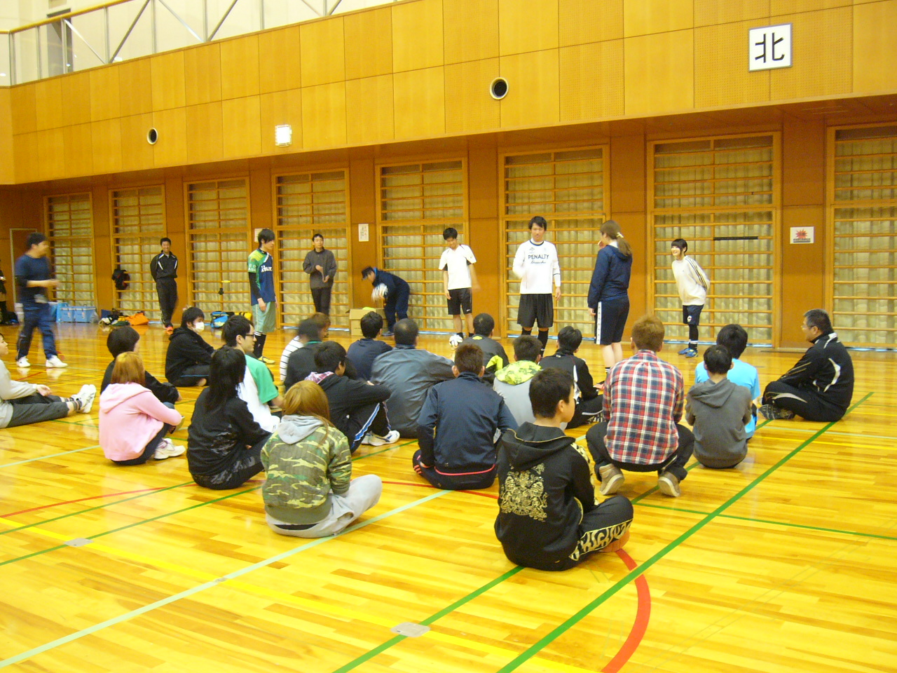 フットサル部が大阪府警察本部主催のフットサル教室に運営ボランティアとして参加しました。