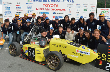4年次に参加した「全日本学生フォーミュラ大会」で大阪工業大学チームは全種目完走し、上位15位に食い込んだ。