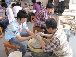 陶芸の指導を受ける学生