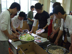 昼食を調理する学生