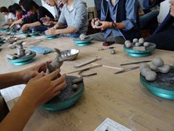 体験学習では陶芸作品を制作