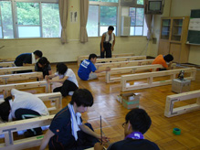 梯子状の床下地フレームを設置する学生たち
