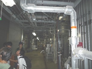 メタン発酵槽による再資源化設備(地下5F) ビル内で発生した生ごみなどを発酵させてメタンガスを発生します。発生ガスはコージェネレーション(熱・電気同時発生設備)に利用しています。 