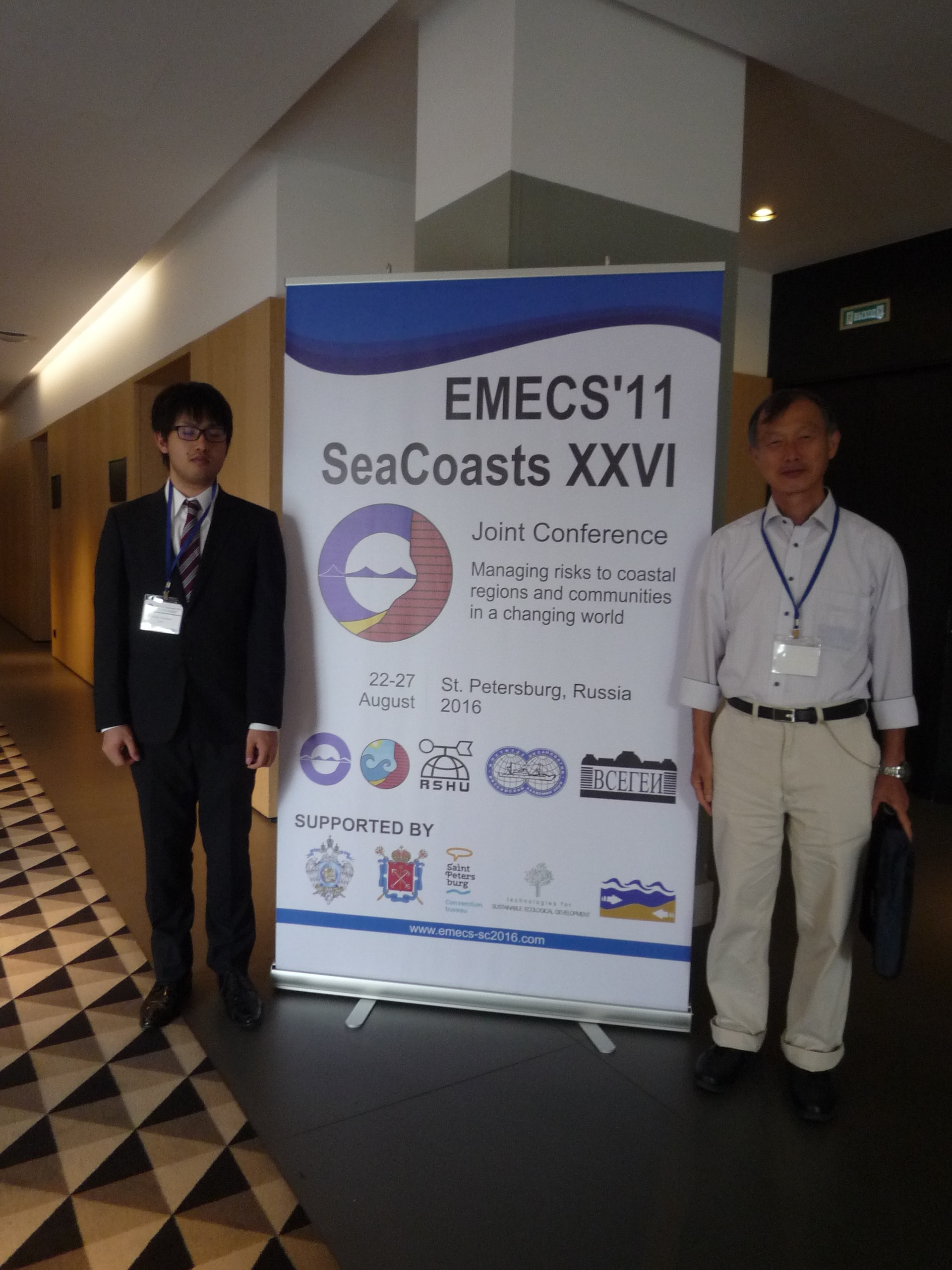 EMECS11の発表会場前にて