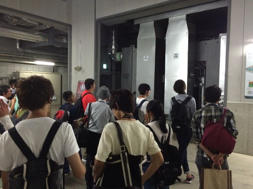 あべのハルカスの見学ツアーで省エネルギー型冷房設備を見学する参加者