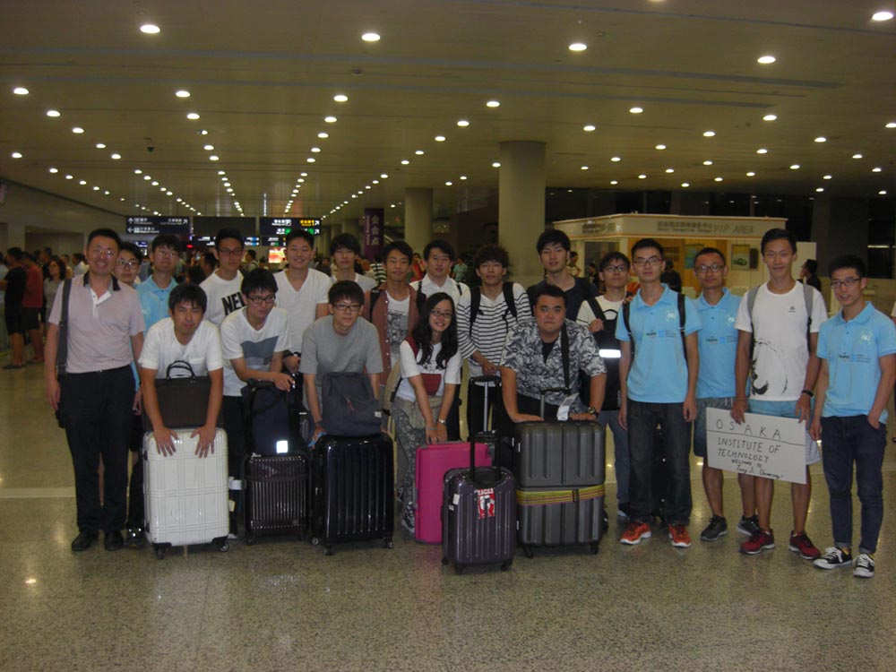 上海空港で現地の学生の出迎えを受けました