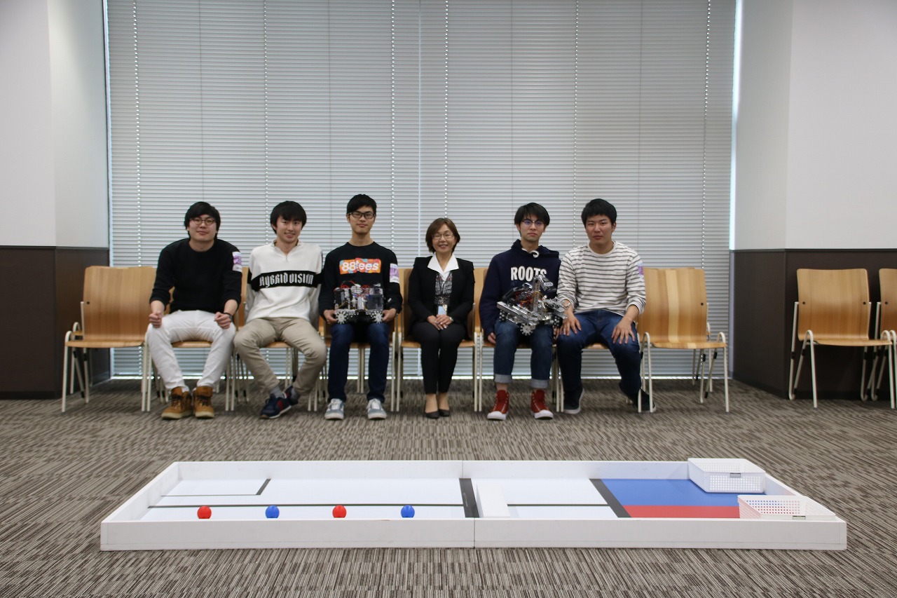 本大会に出場した本学チームの学生と指導教員のシステム工学科の上田悦子教授