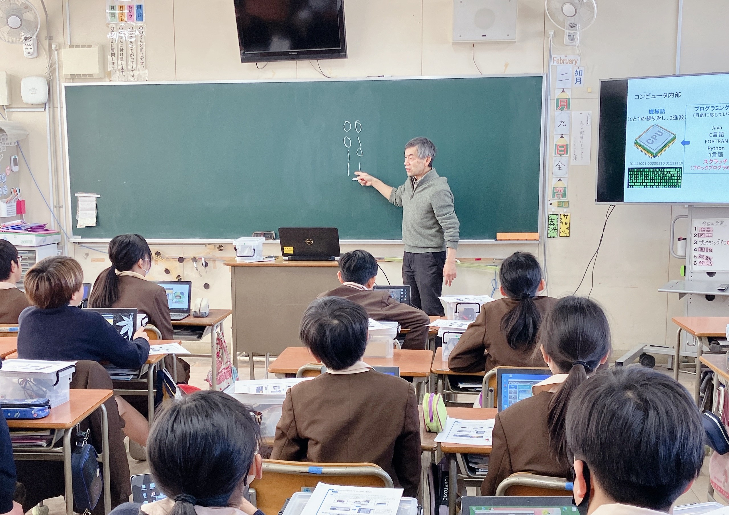 2進数の考え方を講義される松村先生。