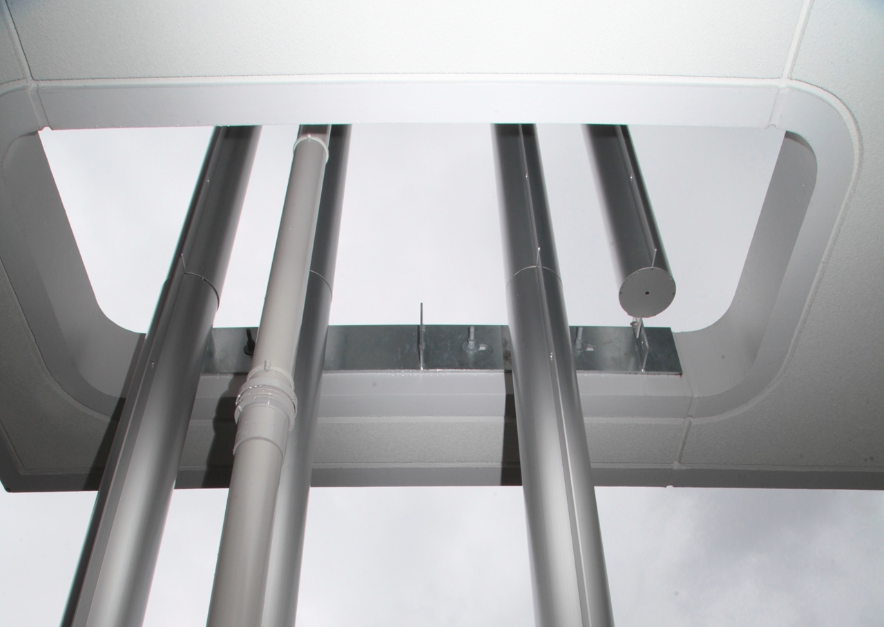 排気や管路を自由に確保できるテクニカル・シャフトと管路を支持するパイプ形状のルーバ
