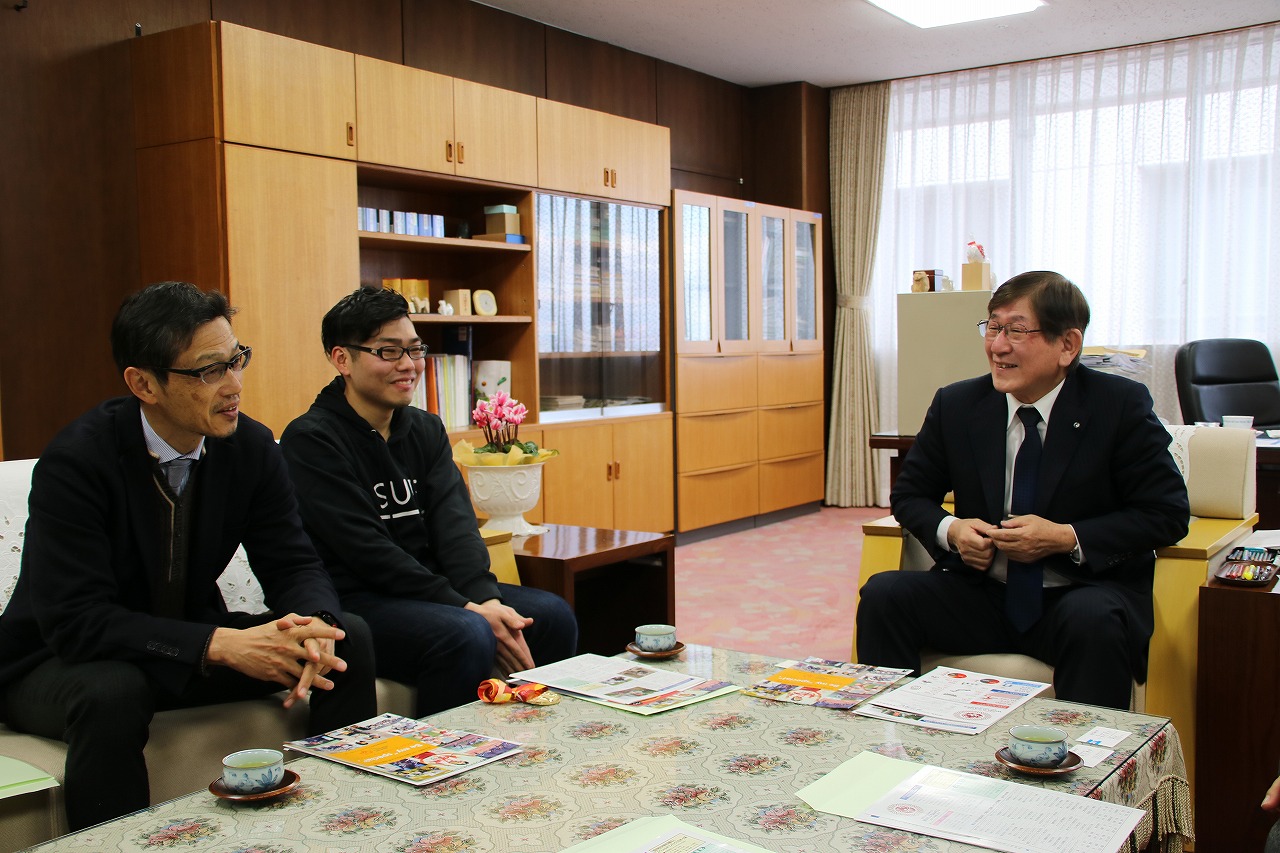西村学長へ日本代表に選出されたことを報告する川口氏（写真中央）と中村教授（写真左）
