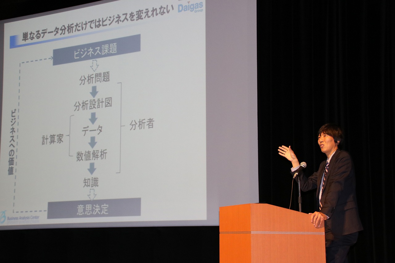 データ分析はビジネスを変える重要なツールであると語る岡村氏