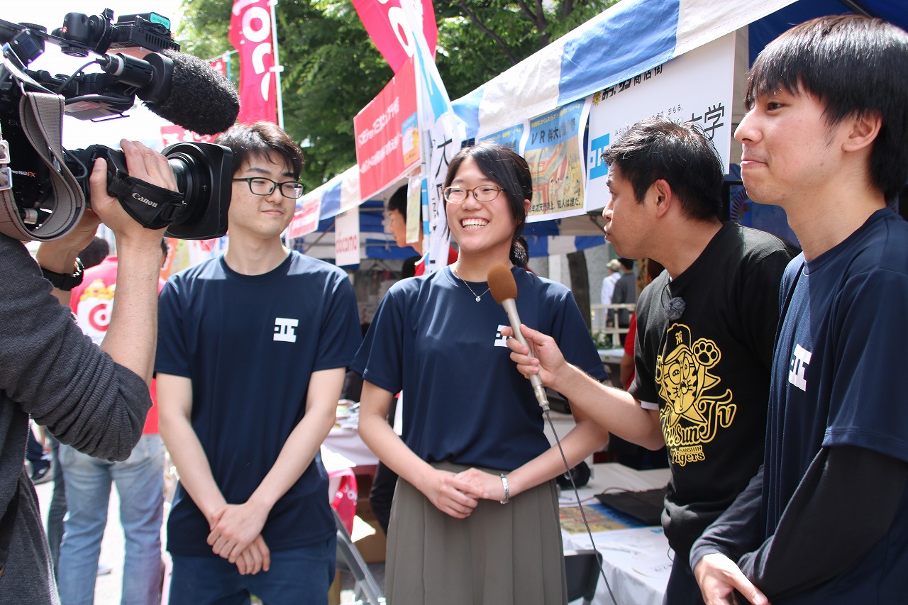 笑顔でインタビューに答える学生ら（左から西さん、山本さん、小林さん）