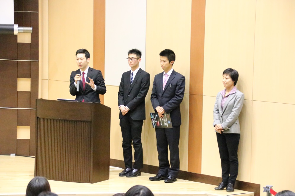 左からチーム代表として発表した久保田さん、梶さん、梶原さん、指導教員の高田准教授