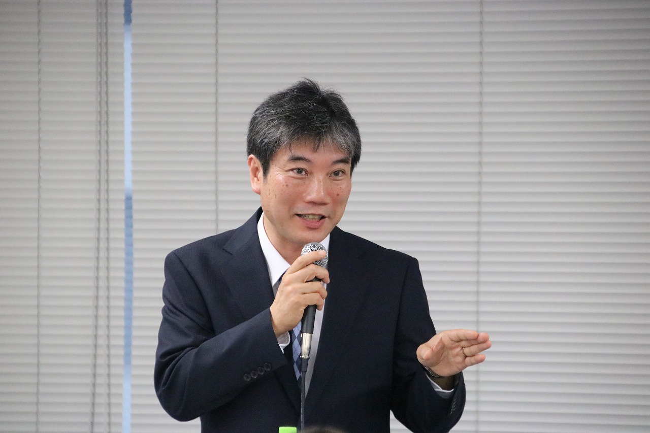 ICTを用いた街づくりの重要性について解説する田中教授