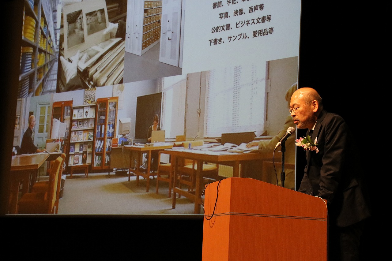 大阪中之島美術館の準備状況について説明する菅谷氏