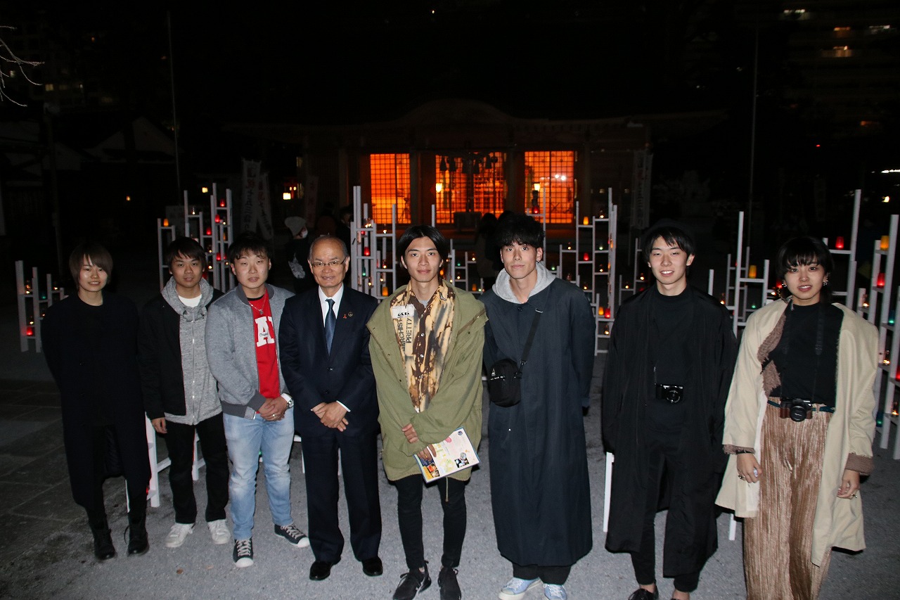 会場へ激励に来られた橋川市長（左から4人目）と学生ら