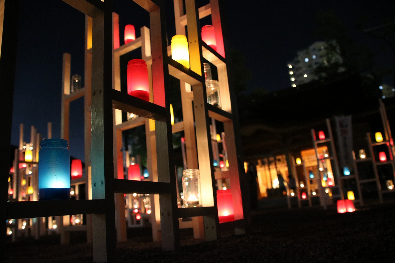 色とりどりのキャンドルと組み上げた木材で都市の活気を表現