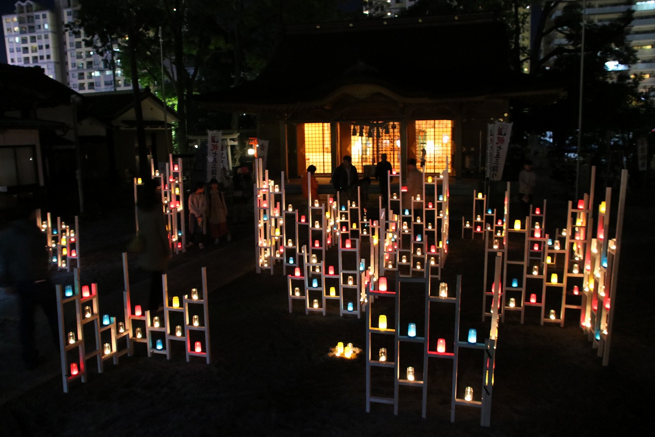 あかりが灯された小汐井神社の境内