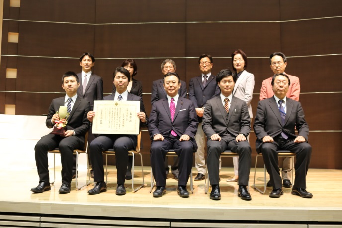 高木陽介経済産業副大臣（前列中央）や審査員の皆さんと記念撮影
