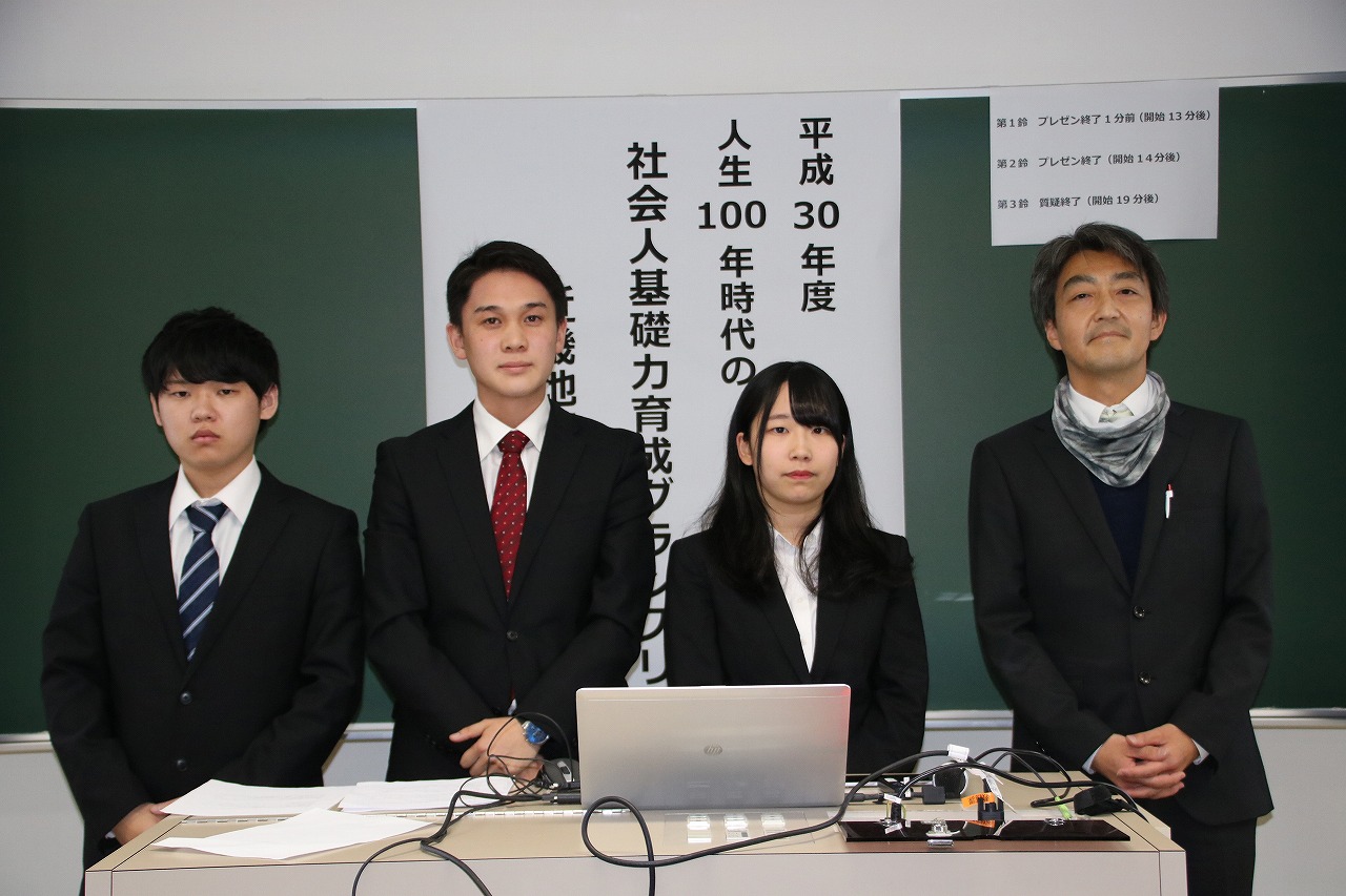 情報科学部チームのメンバー（左から阿部さん、伊東さん、小山さん、橋本准教授）
