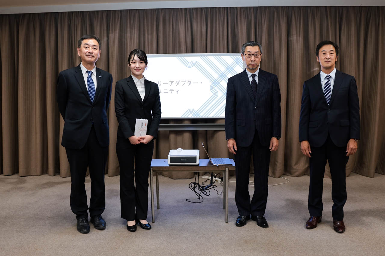関西電気工業から記念品を受け取った杉山さん（左から2人目）