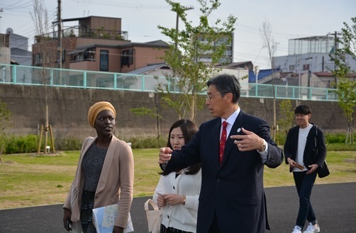 現地視察時、前田区長から同区の説明を受ける研究室メンバー