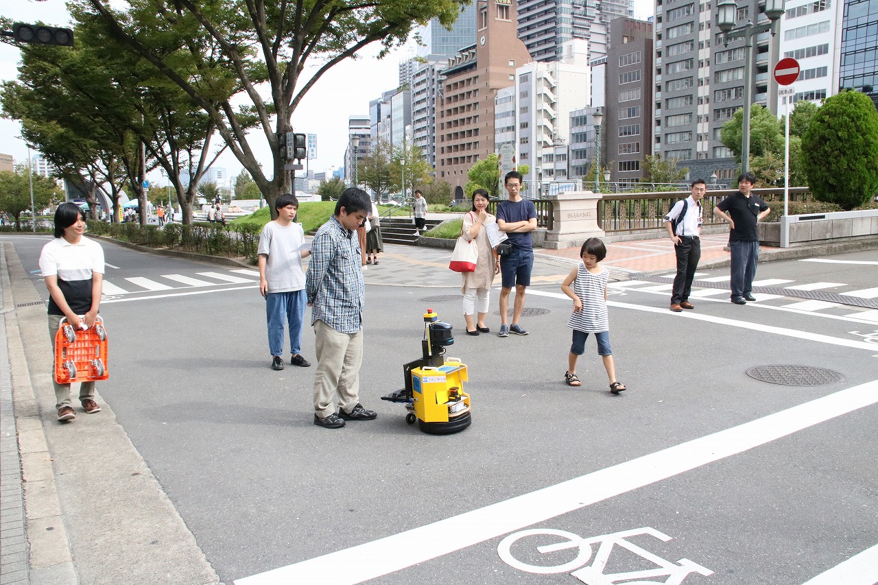 行き交う通行人の注目を集めた本学ロボット「シリウス」