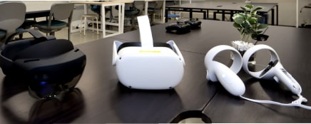 写真：黒1台と白2台のVRゴーグル
