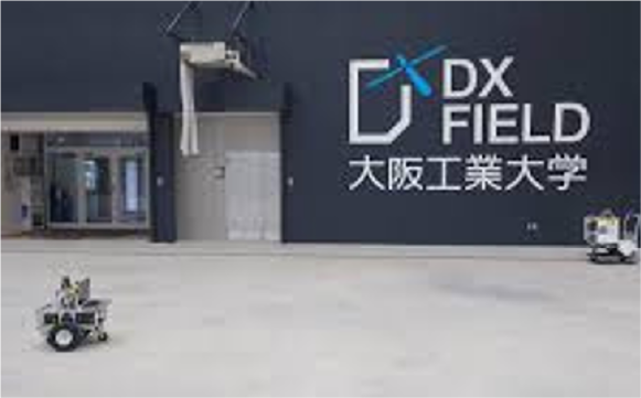 DXフィールドの壁面写真。紺色の壁に大きくDX Fieldのロゴが入っている。