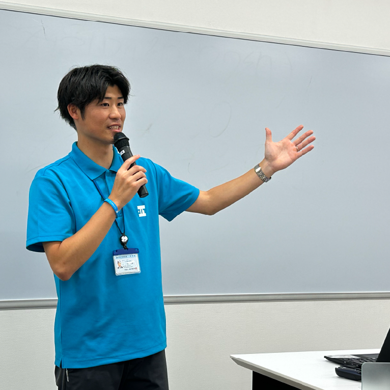 壇上で概要を説明する現役学生