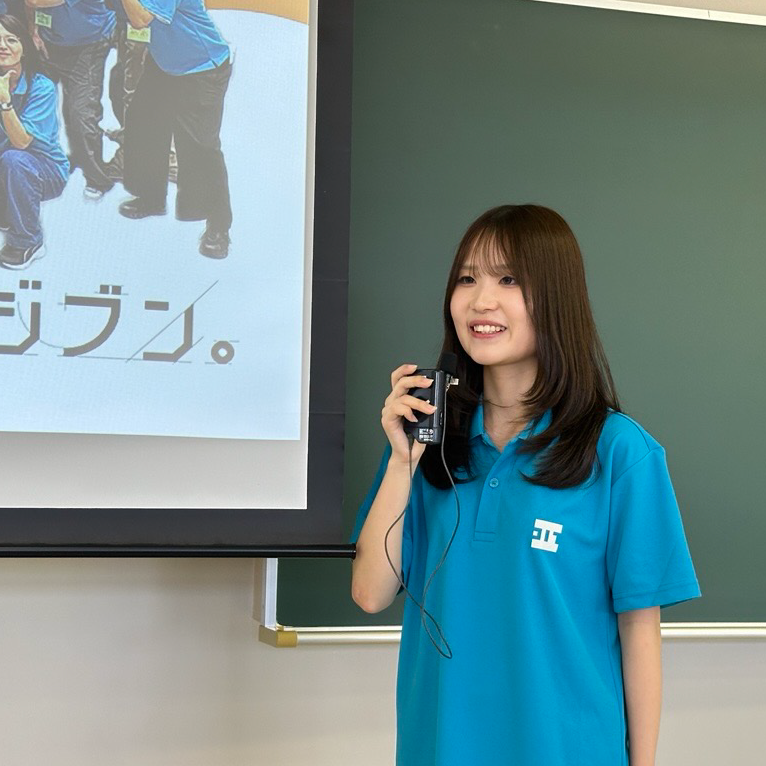 壇上で講演をする現役学生