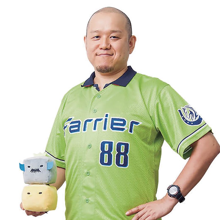 ぬいぐるみを右手に持つ馬場保仁先生の写真