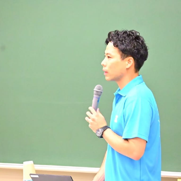 男性スタッフが入試説明をする様子