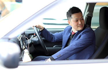 写真：車をバックさせる林さん