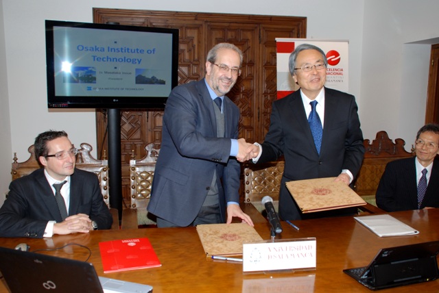 After signing, rector Ruip&eacute;rez and president Inoue (right standing) shook hands