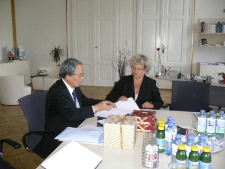 president Inoue (left) and rector Sabine Seidler sign agreement