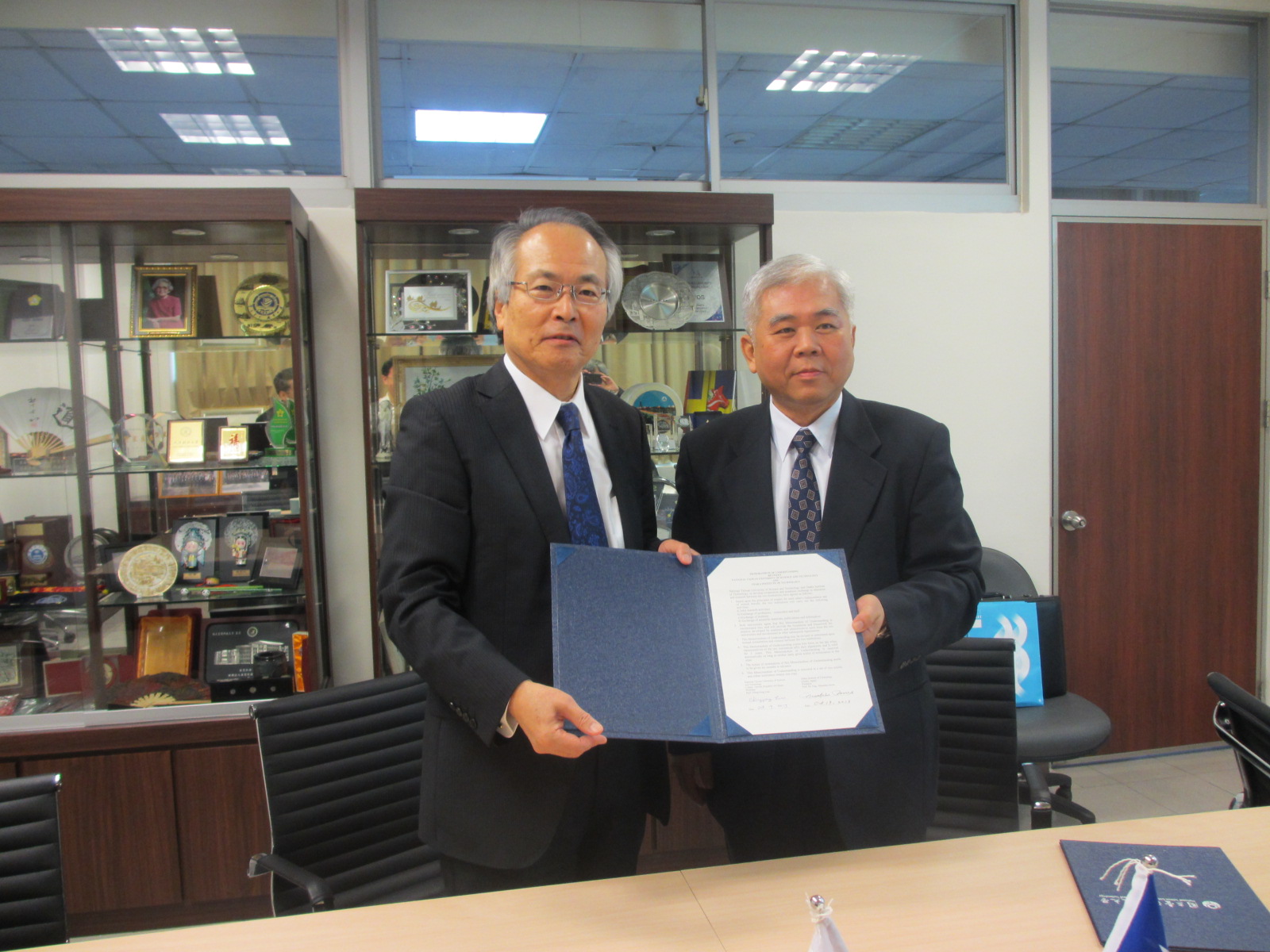 President Inoue (left) and vice president Chou sign MOU