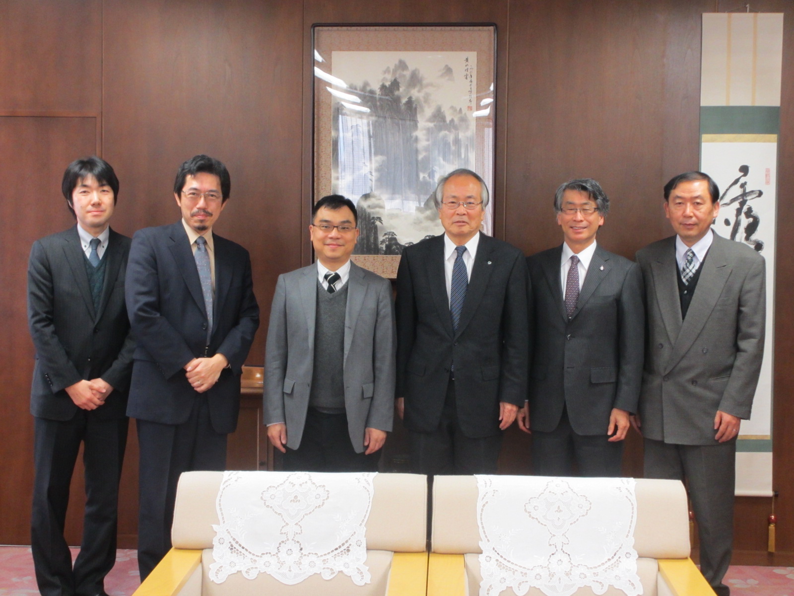 【From left】Prof.Maemoto, Director of International Center Prof.Shinkai, Prof.Huang, President Inoue, Prof.Tsutsui, Prof.Nishiguchi
