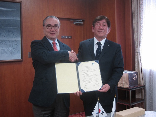 President Dr. Yu Ji Soo (left) and President Dr. Nishimura (right)