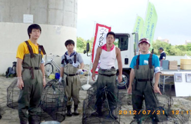 「城北水辺クラブ」では、淀川に生息する外来魚の駆除活動を実施。地元の小学生に、淀川にどんな生物がいるのかを紹介する出前講座も開催した。