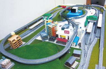 卒業研究では、列車の運行情報提供システムの設計や鉄道模型を使ってのリアルなシミュレーションも行った。