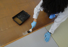 天然系塗料による床面のクリア塗装