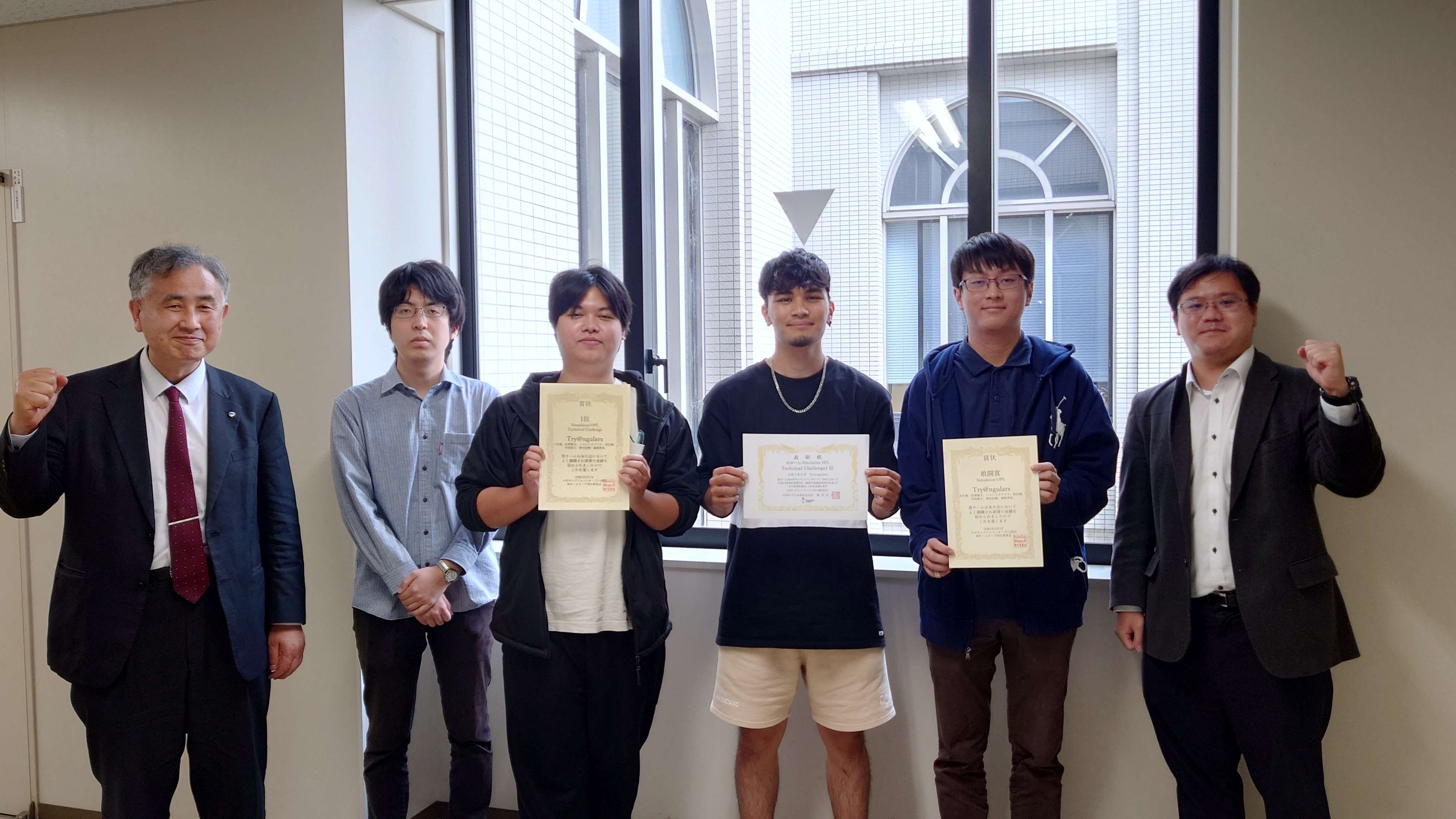 受賞したチームメンバーと佐野睦夫教授（左端）、大井翔講師