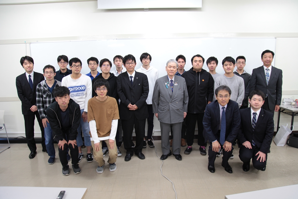 フジキンの平井氏（中央左）、小川洋史会長（中央右）と本学学生ら