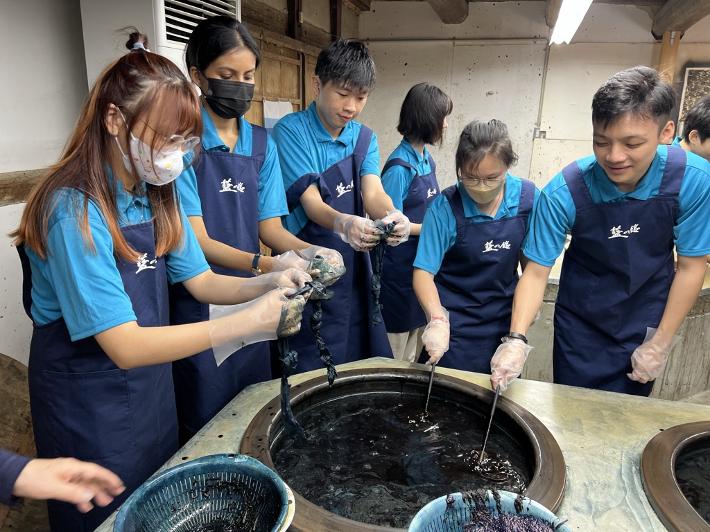 徳島県藍住町歴史館「藍の館」で伝統的な藍染めを体験しました