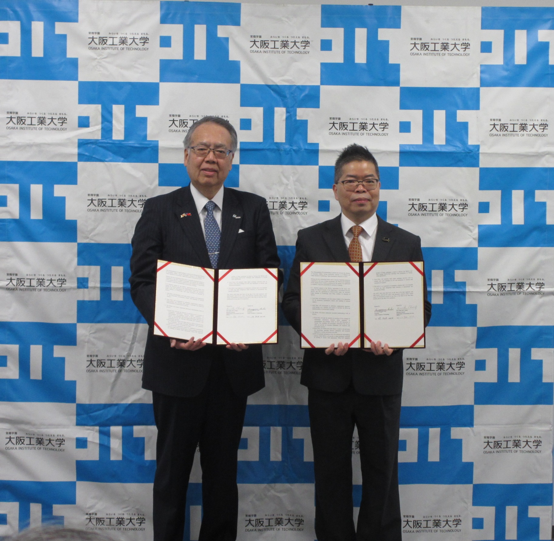 左：益山学長、右：林明秋・台北駐大阪経済文化弁事処経済商務担当部長（台湾経済部長官の代理）