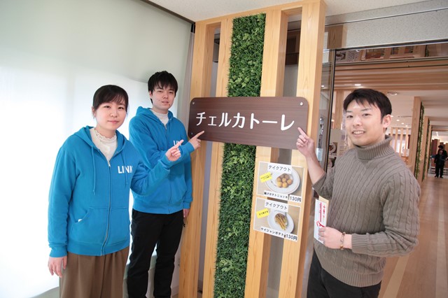 新設された看板と安藤さん、ボランティアLinkの部員（岡田君、小村さん）