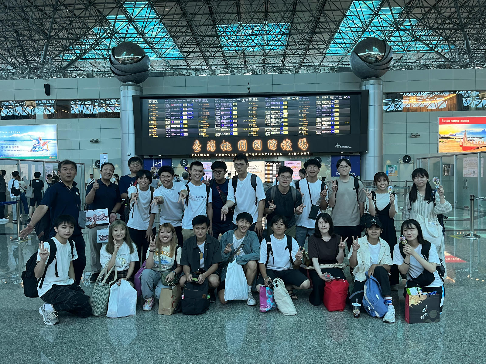台湾桃園国際空港出発前の集合写真