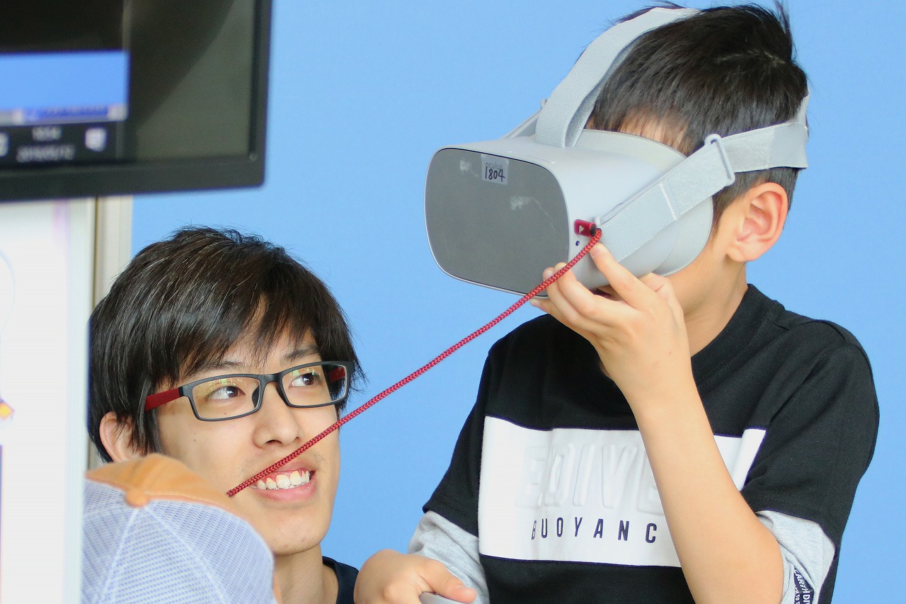 VRを楽しむ小学生（VR伴大納言絵巻の世界）