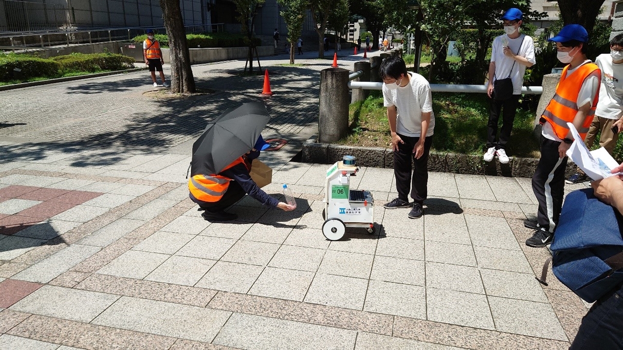 中之島公会堂付近を自律走行中に物体認識を行う枚方キャンパスのMinibot v6